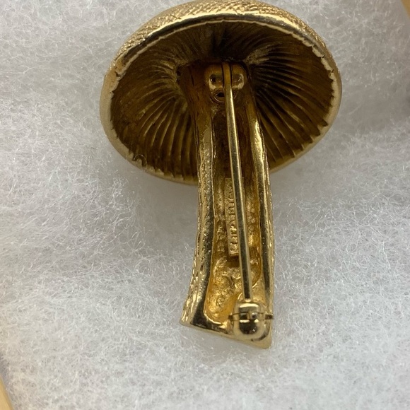 VintageCastleridge Goldtone ๐โ๐ซ Mushroom Brooch - Picture 9 of 9